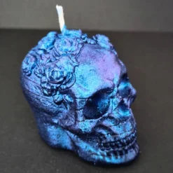 Handgegossene Glitzer-Schädelkerze – blau schimmernd, Unikat aus recyceltem Wachs