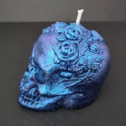 Handgegossene Glitzer-Schädelkerze – blau schimmernd, Unikat aus recyceltem Wachs