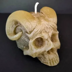 Handgegossene Kerze „Hörner-Schädel“ – Unikat aus recyceltem Wachs – Gothic & Fantasy Deko