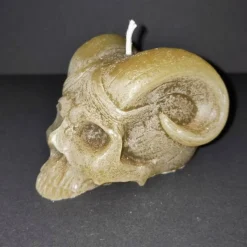Handgegossene Kerze „Hörner-Schädel“ – Unikat aus recyceltem Wachs – Gothic & Fantasy Deko