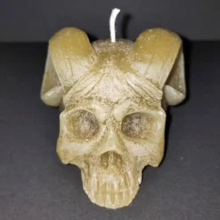 Handgegossene Kerze „Hörner-Schädel“ – Unikat aus recyceltem Wachs – Gothic & Fantasy Deko