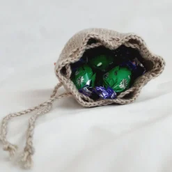 Handgehäkelter Geschenkbeutel mit individueller Stickerei - Ostern