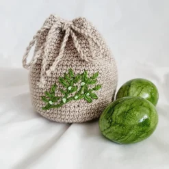 Handgehäkelter Geschenkbeutel mit individueller Stickerei - Ostern