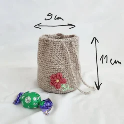 Handgehäkelter Geschenkbeutel mit individueller Stickerei - Ostern