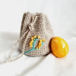 Handgehäkelter Geschenkbeutel mit individueller Stickerei - Ostern