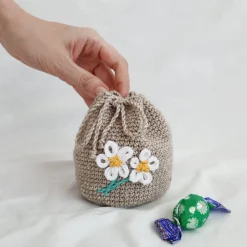 Handgehäkelter Geschenkbeutel mit individueller Stickerei - Ostern