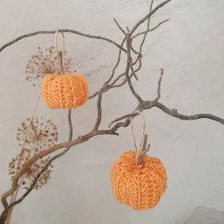 Handgehäkelter Mini-Kürbis – Herbstdeko zum Aufhängen & Verschenken, 5x3 cm