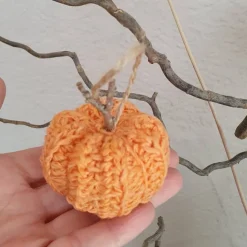Handgehäkelter Mini-Kürbis – Herbstdeko zum Aufhängen & Verschenken, 5x3 cm