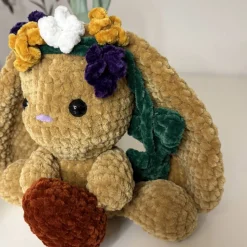 Handgehäkelter Osterhase mit Ei – Amigurumi Häschen mit Blumengirlande – Frühlingsdeko & Ostergeschenk