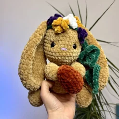 Handgehäkelter Osterhase mit Ei – Amigurumi Häschen mit Blumengirlande – Frühlingsdeko & Ostergeschenk