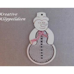 Handgeklöppelter Schneemann im Holzrahmen Klöppelspitze Handarbeit