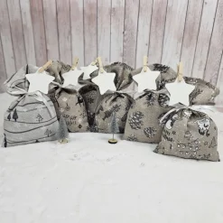 Handgemachte Adventskalendersäckchen aus Stoff – 24 wiederverwendbare Säckchen zum Befüllen