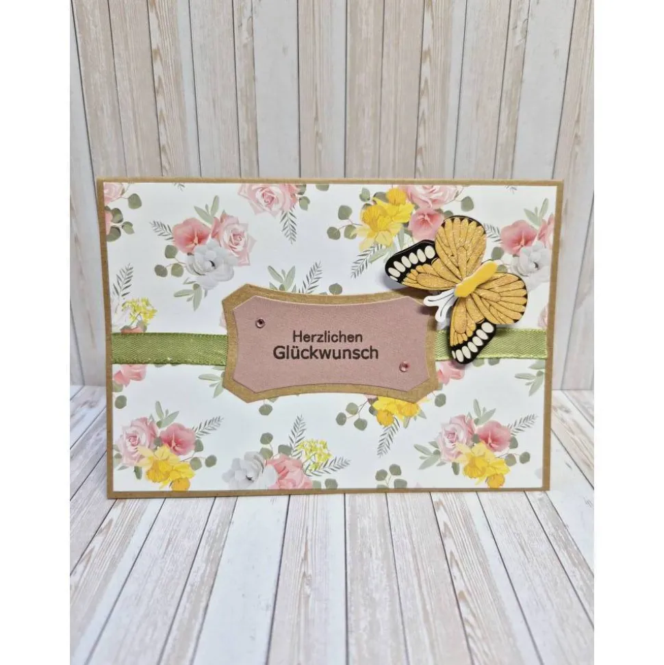 Handgemachte Geburtstagskarte mit Schmetterling und Blumen – 14,7 x 10,3 cm – Kraftpapier – Herzlichen Glückwunsch
