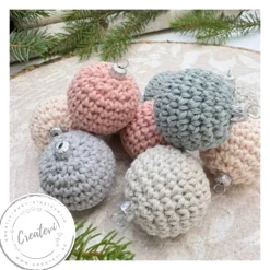 Handgemachte gehäkelte Weihnachtskugeln 10er-Set – nachhaltige Baumwoll-Christbaumkugeln Rosa Grau Patina Creme