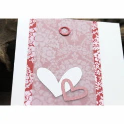 Handgemachte Grußkarte zum Valentinstag oder Muttertag mit zwei Herzen und Umschlag