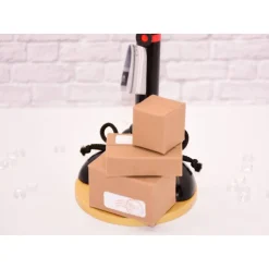 Handgemachte Holzfigur Paketzusteller – Kreatives Geldgeschenk personalisierbar