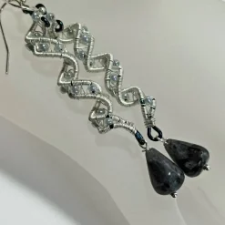 Handgemachte Labradorit Ohrringe grau-blau mit Spiralperle, Boho & Gothic Schmuck, silberfarben