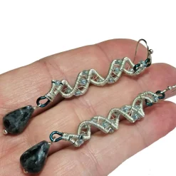 Handgemachte Labradorit Ohrringe grau-blau mit Spiralperle, Boho & Gothic Schmuck, silberfarben