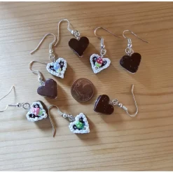 Handgemachte Lebkuchenherzchen Ohrringe mit Glückspilz, Zuckerguss & hochwertigem  Strass – Antiallergisch & Versilbert