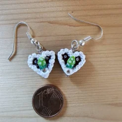 Handgemachte Lebkuchenherzchen Ohrringe mit Glückspilz, Zuckerguss & hochwertigem  Strass – Antiallergisch & Versilbert