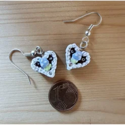 Handgemachte Lebkuchenherzchen Ohrringe mit Glückspilz, Zuckerguss & hochwertigem  Strass – Antiallergisch & Versilbert