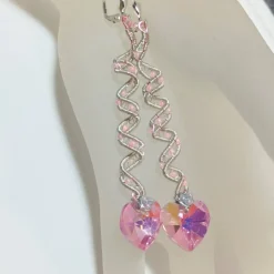 Handgemachte rosa Herz Ohrringe mit Spiralperle an 925er Silber – Funkelnder Boho Brautschmuck