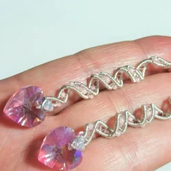 Handgemachte rosa Herz Ohrringe mit Spiralperle an 925er Silber – Funkelnder Boho Brautschmuck
