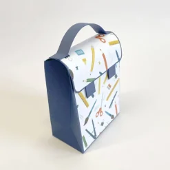 Handgemachte Schultasche aus Karton – Geschenkverpackung zur Einschulung (9 x 12 x 5 cm)