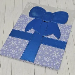 Handgemachte Weihnachts-Grußkarte A6 mit Gutscheinfach – Geschenk-Design in Blau mit Schleife & Winterdetails – inkl. Um