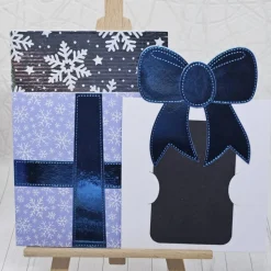 Handgemachte Weihnachts-Grußkarte A6 mit Gutscheinfach – Geschenk-Design in Blau mit Schleife & Winterdetails – inkl. Um