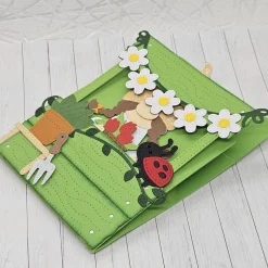 Handgemachte Wichteline-Gartenbox – frühlingshafte Geschenkverpackung mit Blüten und Marienkäfer