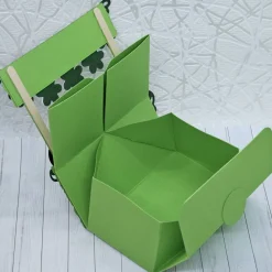 Handgemachte Wichteline-Gartenbox – frühlingshafte Geschenkverpackung mit Blüten und Marienkäfer