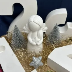 Handgemachter Adventskranz Zahlen mit Engel & Dekoration auf Baumscheibe – moderne Weihnachtsdeko