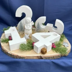 Handgemachter Adventskranz Zahlen mit Engel & Dekoration auf Baumscheibe – moderne Weihnachtsdeko
