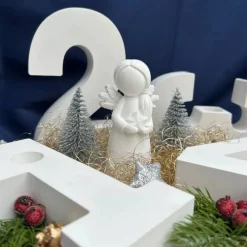 Handgemachter Adventskranz Zahlen mit Engel & Dekoration auf Baumscheibe – moderne Weihnachtsdeko