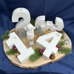 Handgemachter Adventskranz Zahlen mit Engel & Dekoration auf Baumscheibe – moderne Weihnachtsdeko