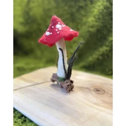 Handgemachter Filzpilz mit rotem Hut & weißen Punkten – 16,5 cm – Wurzelbasis mit Blättern  Waldorf Jahreszeitentisch