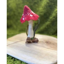 Handgemachter Filzpilz mit rotem Hut & weißen Punkten – 16,5 cm – Wurzelbasis mit Blättern  Waldorf Jahreszeitentisch