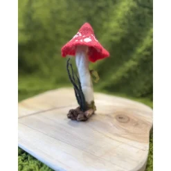 Handgemachter Filzpilz mit rotem Hut & weißen Punkten – 16,5 cm – Wurzelbasis mit Blättern  Waldorf Jahreszeitentisch