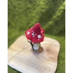 Handgemachter Filzpilz mit rotem Hut & weißen Punkten – 16,5 cm – Wurzelbasis mit Blättern  Waldorf Jahreszeitentisch