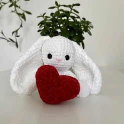 Handgemachter Häkelhase mit Herz – kuscheliges Amigurumi Geschenk