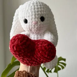 Handgemachter Häkelhase mit Herz – kuscheliges Amigurumi Geschenk