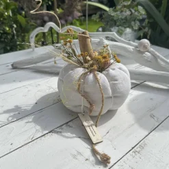 Handgemachter Kürbis aus antikem Leinen rohweiß/grau mit Stauben, Treibholz & Seeseil – Landhausdeko Ø17cm