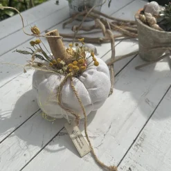 Handgemachter Kürbis aus antikem Leinen rohweiß/grau mit Stauben, Treibholz & Seeseil – Landhausdeko Ø17cm