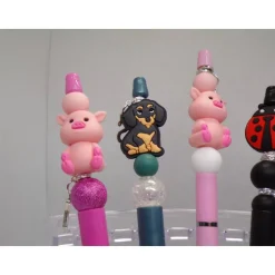 Handgemachter Kugelschreiber mit Silikonfigur & personalisierbarem Buchstabenanhänger – Geschenkidee mit Ersatzmine