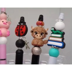 Handgemachter Kugelschreiber mit Silikonfigur & personalisierbarem Buchstabenanhänger – Geschenkidee mit Ersatzmine