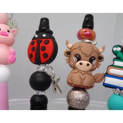 Handgemachter Kugelschreiber mit Silikonfigur & personalisierbarem Buchstabenanhänger – Geschenkidee mit Ersatzmine