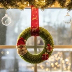 Handgemachter Strickkranz Weihnachten – Kleiner Wandkranz mit Weihnachtsmann, Advent Türkranz 17,5cm