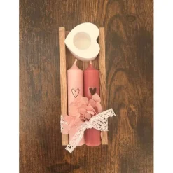 Handgemachtes Kerzenset mit Holzhalterung & Herz-Stabkerzen – Geschenk mit Trockenblumen