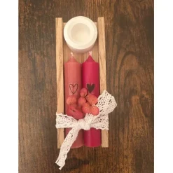 Handgemachtes Kerzenset mit Holzhalterung & Herz-Stabkerzen – Geschenk mit Trockenblumen